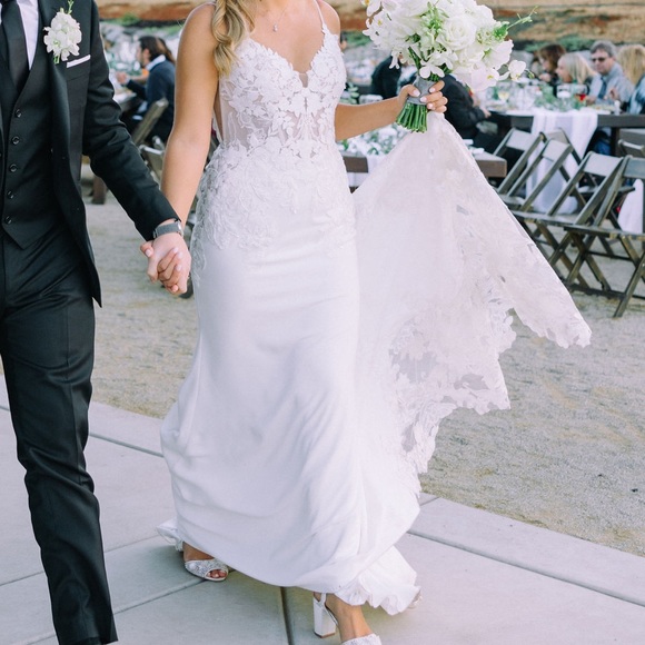 Enzoani Pearl Wedding Dress - Picture 9 of 17